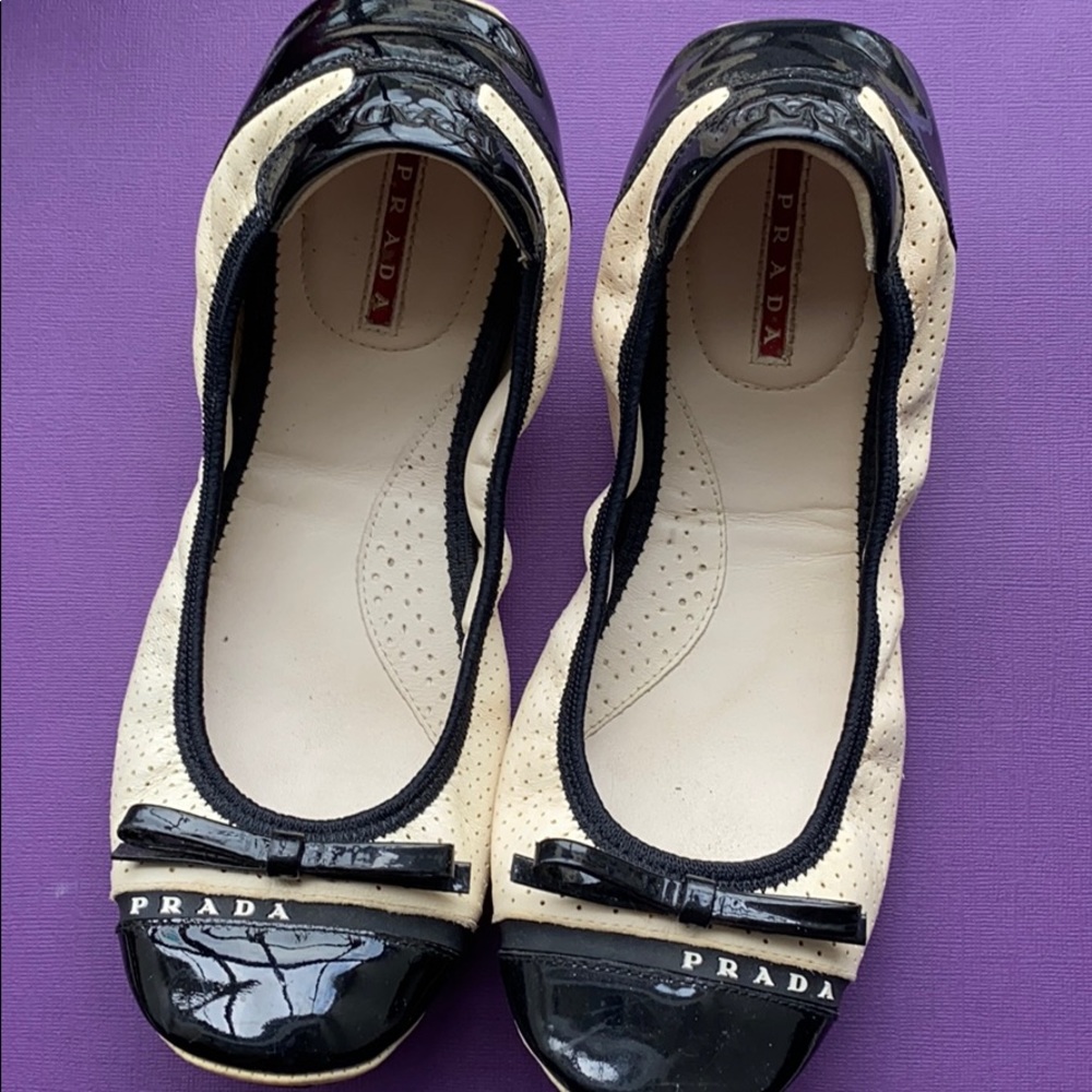 Authentic black & white PRADA cap toe flats 🖤🤍🖤